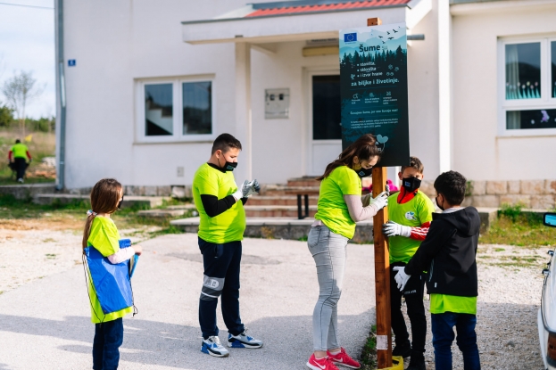 Udruga mladih Agape posadila 30 sadnica oko škole Crveni Grm