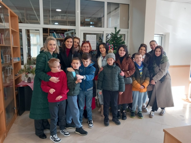 Održana kreativna radionica božićnih ukrasa i ukra&scaron;avanje božićnog drvca u Knjižnici Ljubu&scaron;ki