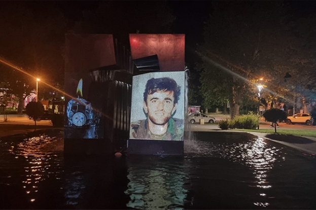 Spomenik u Mostaru osvijetljen fotografijama poginulih ljubuških branitelja