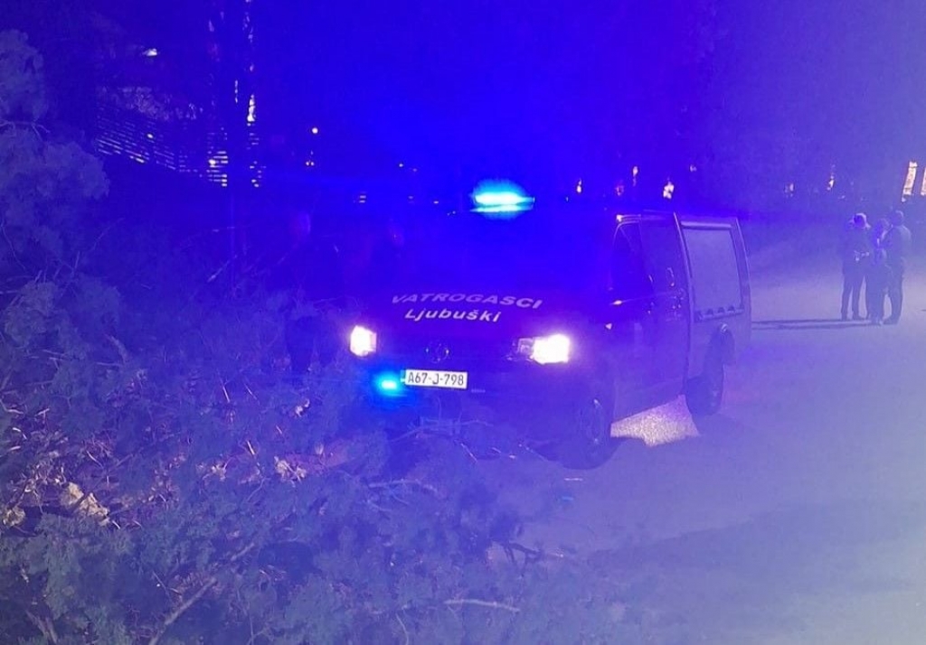 Vatrogasci u Ljubuškom tijekom noći gasili požar na obiteljskoj kući