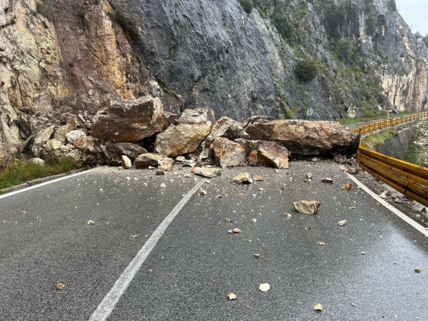 Cesta Vrgorac-Makarska zatvorena za promet zbog odrona