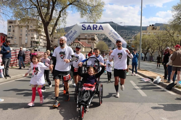 &Scaron;imun Petar istrčao Mostarski polumaraton, tim činom ispisao povijest inkluzivnog sporta