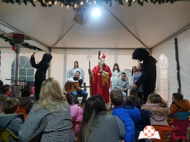 Gimnazijalci iz Ljubuškog upriličili predstavu u Park&amp;Shop-u &quot;Sv. Niko i anđeli&quot; [foto]