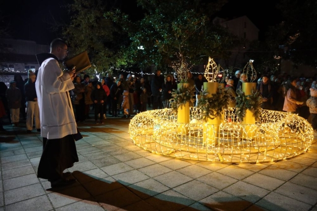 Svečano otvoren Advent u Ljubuškom – Upaljena prva adventska svijeća