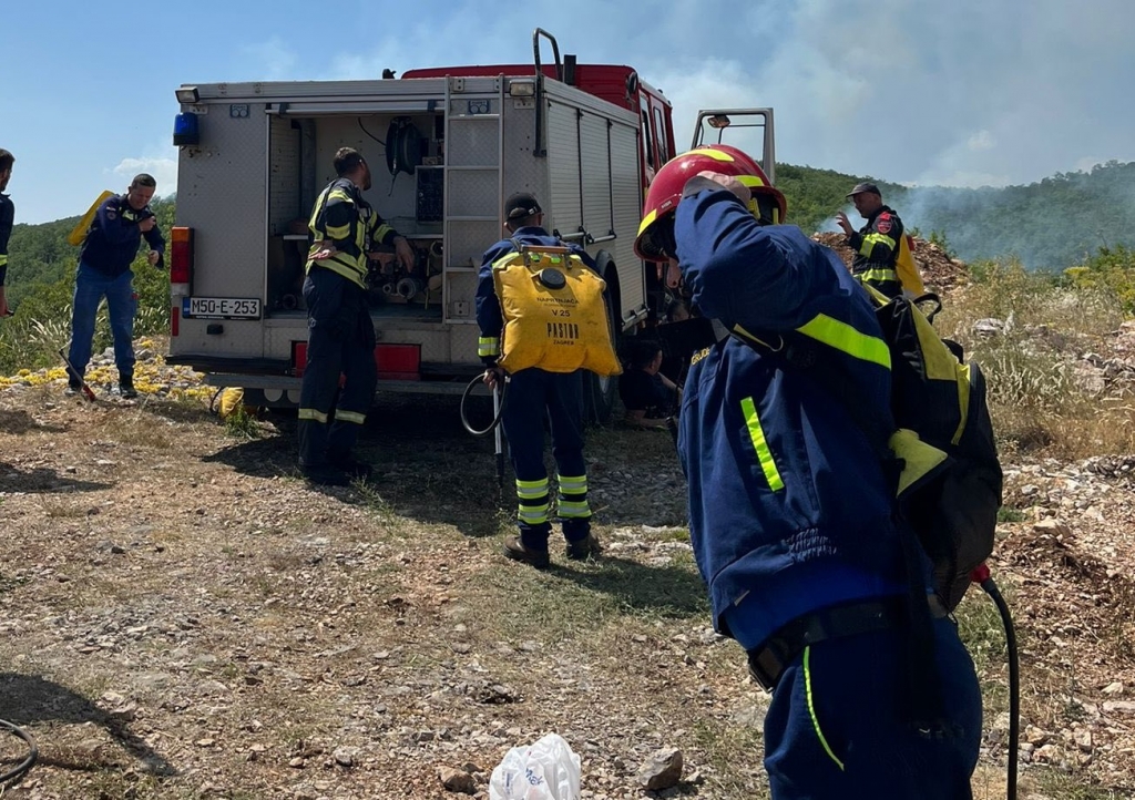 Požar na lokaciji Šušnjari u Grudama još uvijek aktivan, zatražena pomoć iz zraka
