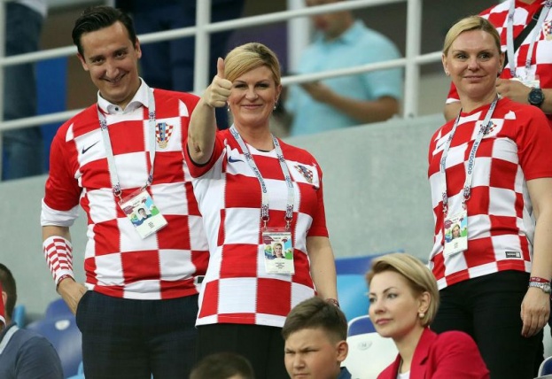 Rusi prodaju babušku s likom hrvatske predsjednice u nogometnom dresu