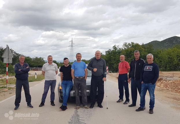 Mještani Zvirovića blokirali cestu: Ne možemo živjeti od prašine