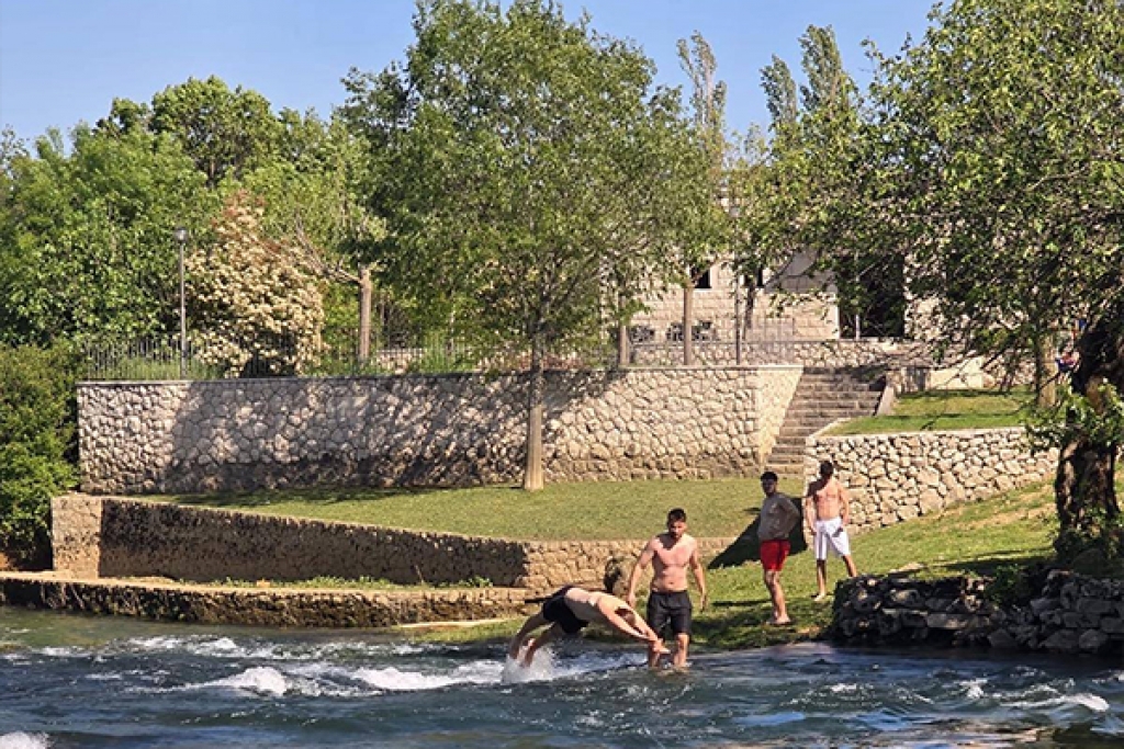 Mandići otvorili sezonu kupanja na slapovima Čevelju&scaron;a u Hardomilju