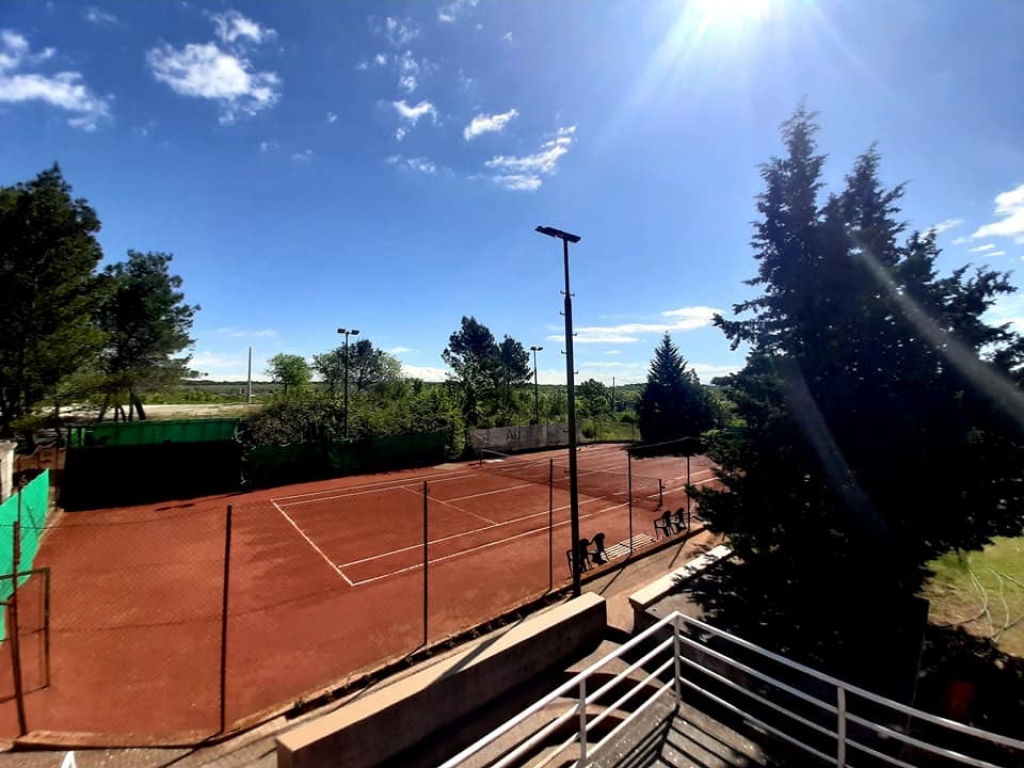 Tenis u Ljubuškom, neslužbeno, postoji od davne 1967., a 1. srpnja kreće i škola tenisa na M. Vratima