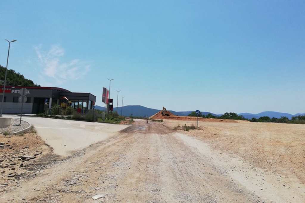 AMS BiH: Na dionici Tromeđa - Zvirovići obustavljen promet za teretna vozila i autobuse...