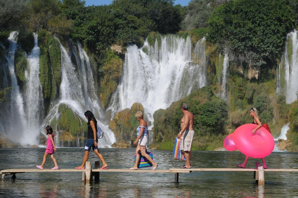 Turisti oduševljeni: Sve je dvostruko jeftinije nego na Jadranu, a vina i hrana su za prste polizat’