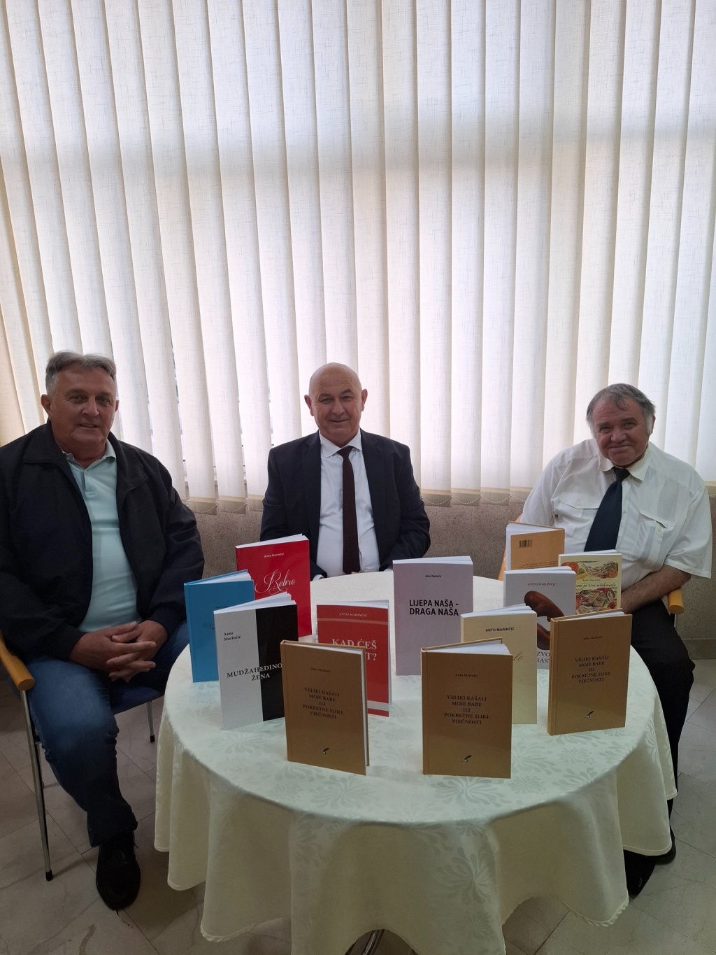 FOTO: U Knjižnici Ljubuški predstavljen roman &quot;Veliki kašalj moje babe ili pokretne slike vječnosti&quot;autora Ante Marinčića