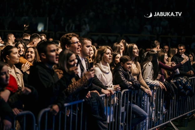 Dalmatino i Mokarski tamburaši oduševili punu dvoranu u Ljubuškom [FOTO]