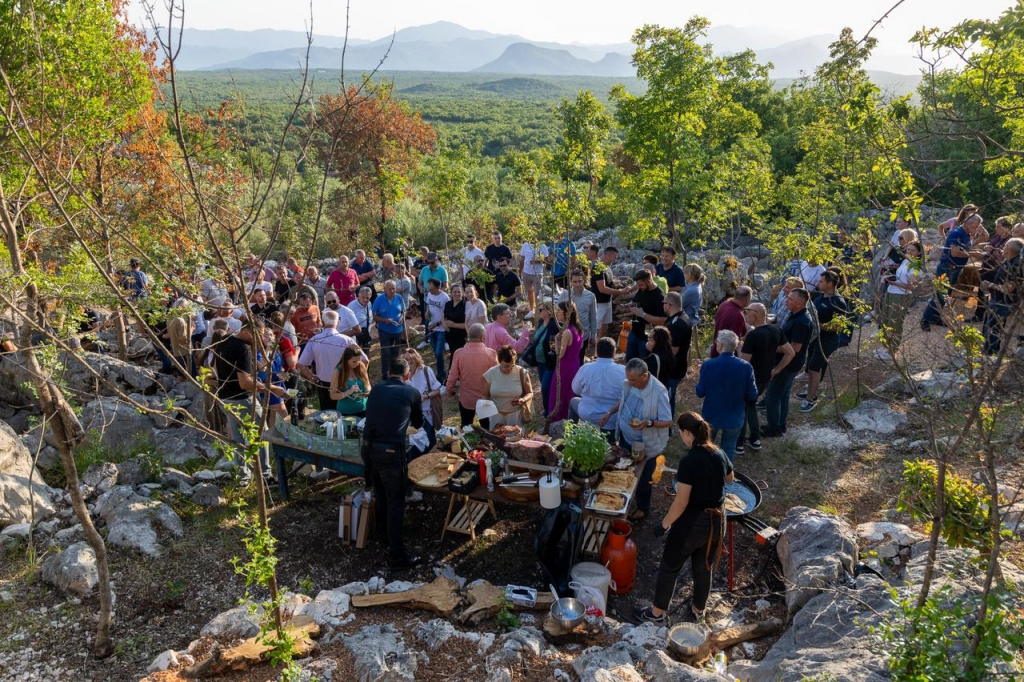 Ljubušak Drago Čolak oduševio svjetske novinare: Više od 20 godina kroz krš probija put oko svojih maslinika