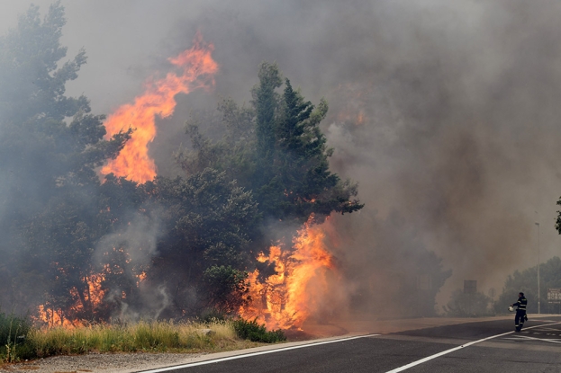 Požar u Dalmaciji: Izgorjele kuće i auti, evukauirano stanovništvo