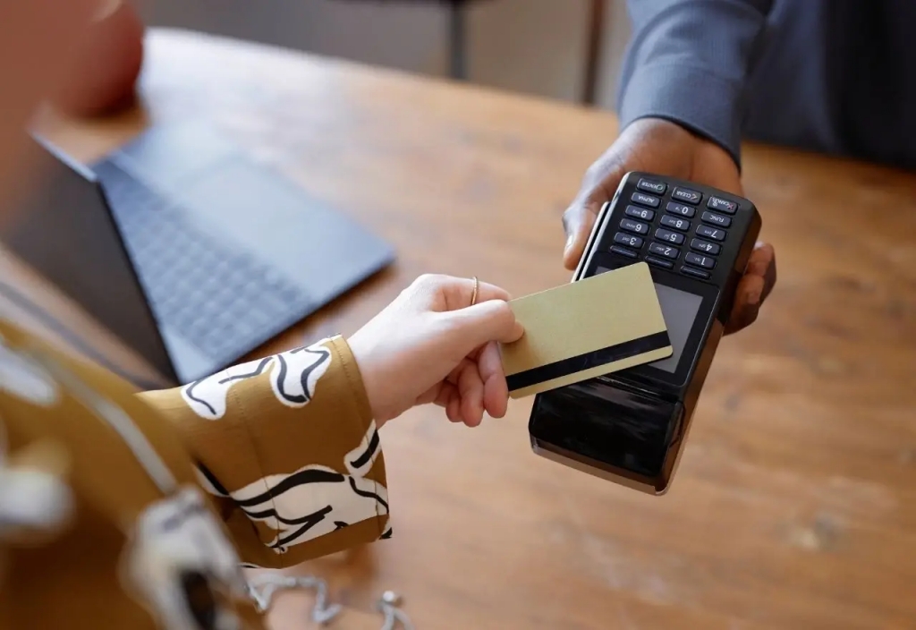 25-godišnjakinja ukradenom karticom plaćala ručkove, gorivo i račune po Hercegovini