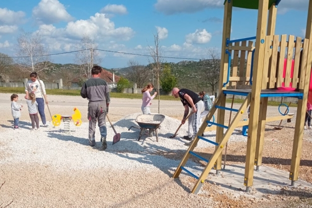 Roditelji i djeca zajedno s učiteljicom sudjelovali u uređenju dječjeg igrališta u Ljubuškom
