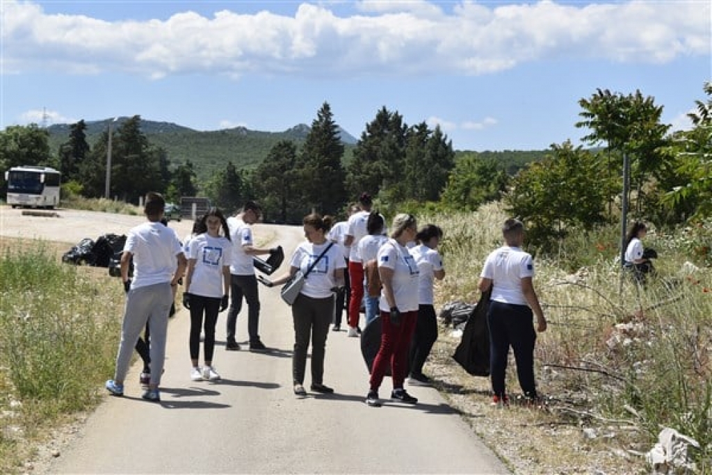 Učenici u Ljubuškom čistili smeće na putu za pročistač otpadnih voda