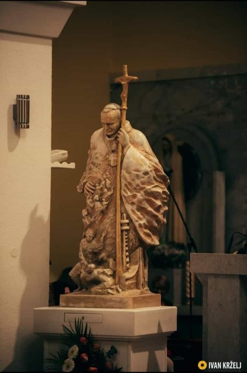 U Podhumu blagoslovljen kip svetog pape Ivana Pavla II. kipara Tonija Kozarića iz Ljubuškog