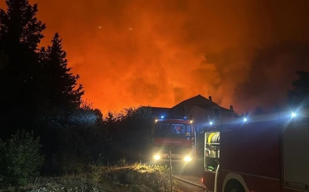 Požar kod Tučepa uz vatrogasce gase i dva kanadera, vatra ušla u PP Biokovo