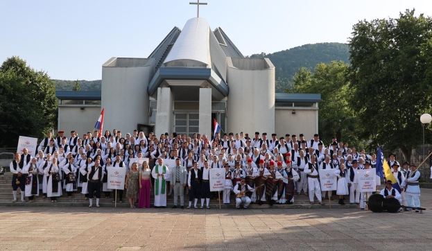 Kulturno-umjetnička društva prezentirala bogatstvo izvornog folklora Hrvata u BiH