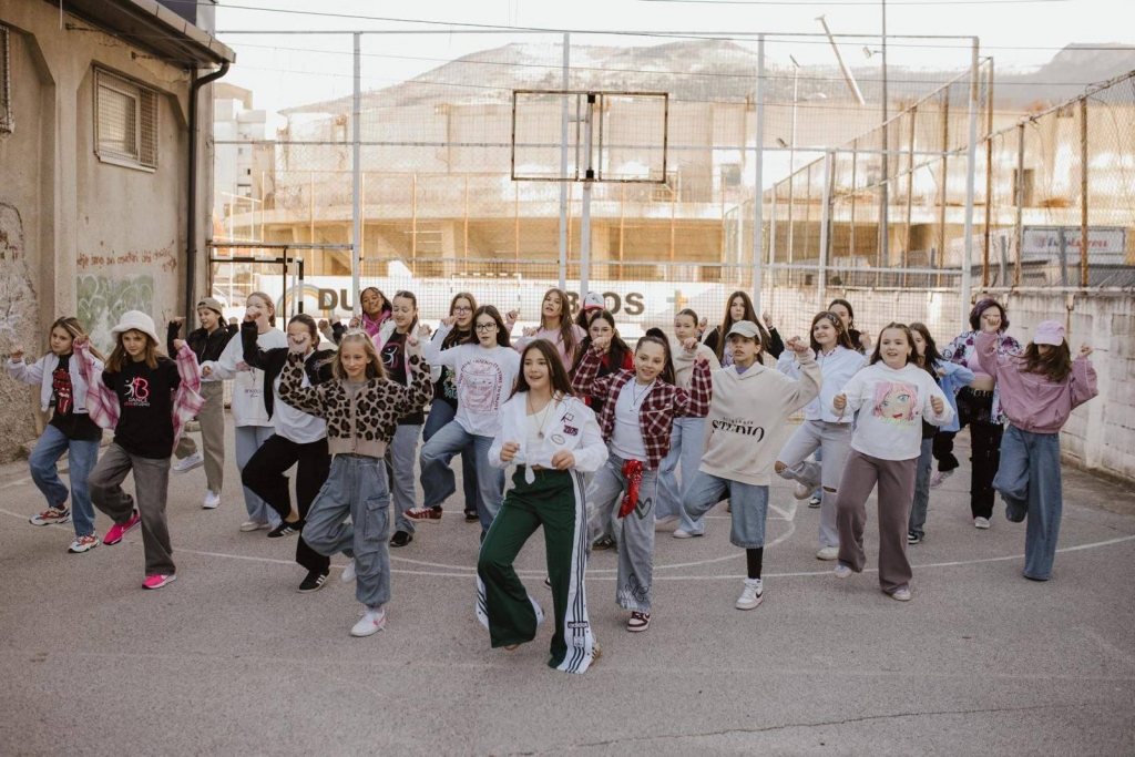 Emocija, talent i iskrenost: Ena Nižić predstavila pjesmu &bdquo;Tajne staze&ldquo;