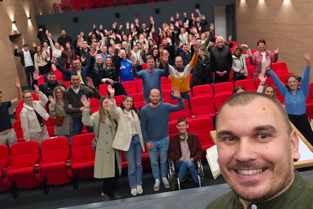 &ldquo;Ki&scaron;a milosti&rdquo; u Ljubu&scaron;kom: Josip Jelinić održao snažan duhovni susret u rodnom gradu