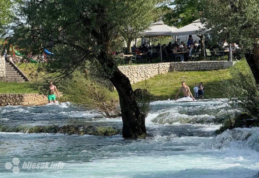 Sunčana nedjelja na Čeveljuši: Hrabri se kupali, kafići puni [VIDEO]