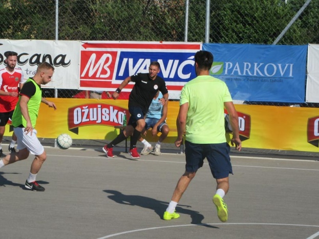 U Ljubuškom u tijeku turnir u futsalu, igra se do ponoći [foto&audio)
