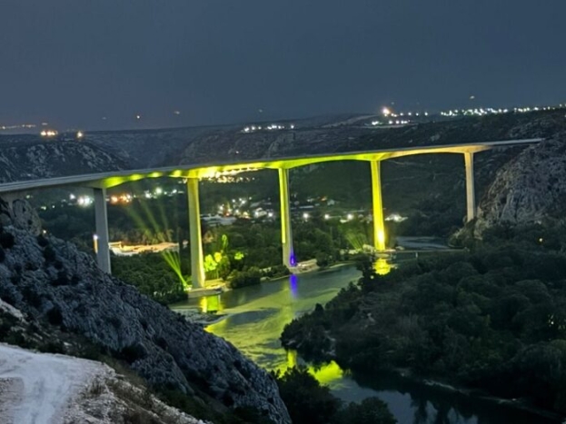 |FOTO| Pogledajte kako most ”Hercegovina” izgleda osvijetljen noću